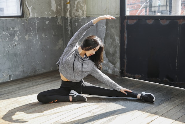 picture shows a woman in sports gear doing post workout stretches and the blog post is about 5 steps to a healthy lifestyle and how to live a healthy lifestyle