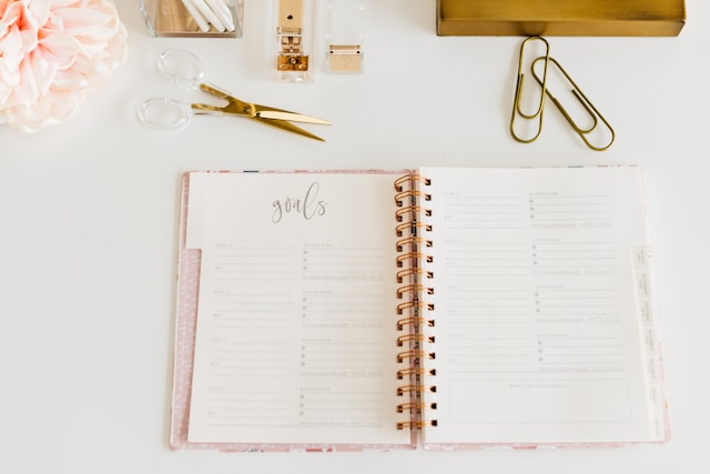 the picture shows an open planner showing the word goals and the blog post is about 5 steps to a healthy lifestyle and how to live a healthy lifestyle